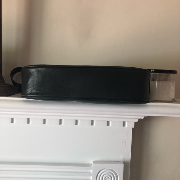 Coach Hamptons Buckle Shoulder Bag. - Picture 4 of 7